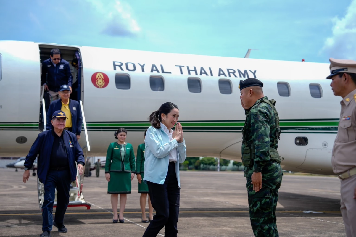 นายกฯ ชวน มทภ.2 รับดอกไม้ชาวบ้าน อารมณ์ดี ขำไมค์สื่อกระแทกศีรษะ