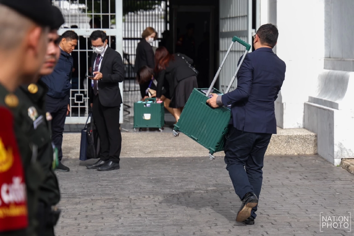 เจ้าหน้าที่นำเอกสารหลักฐาน จากหน่วยงานที่เกี่ยวข้องเพื่อประกอบการไต่สวนของศาลฯ 