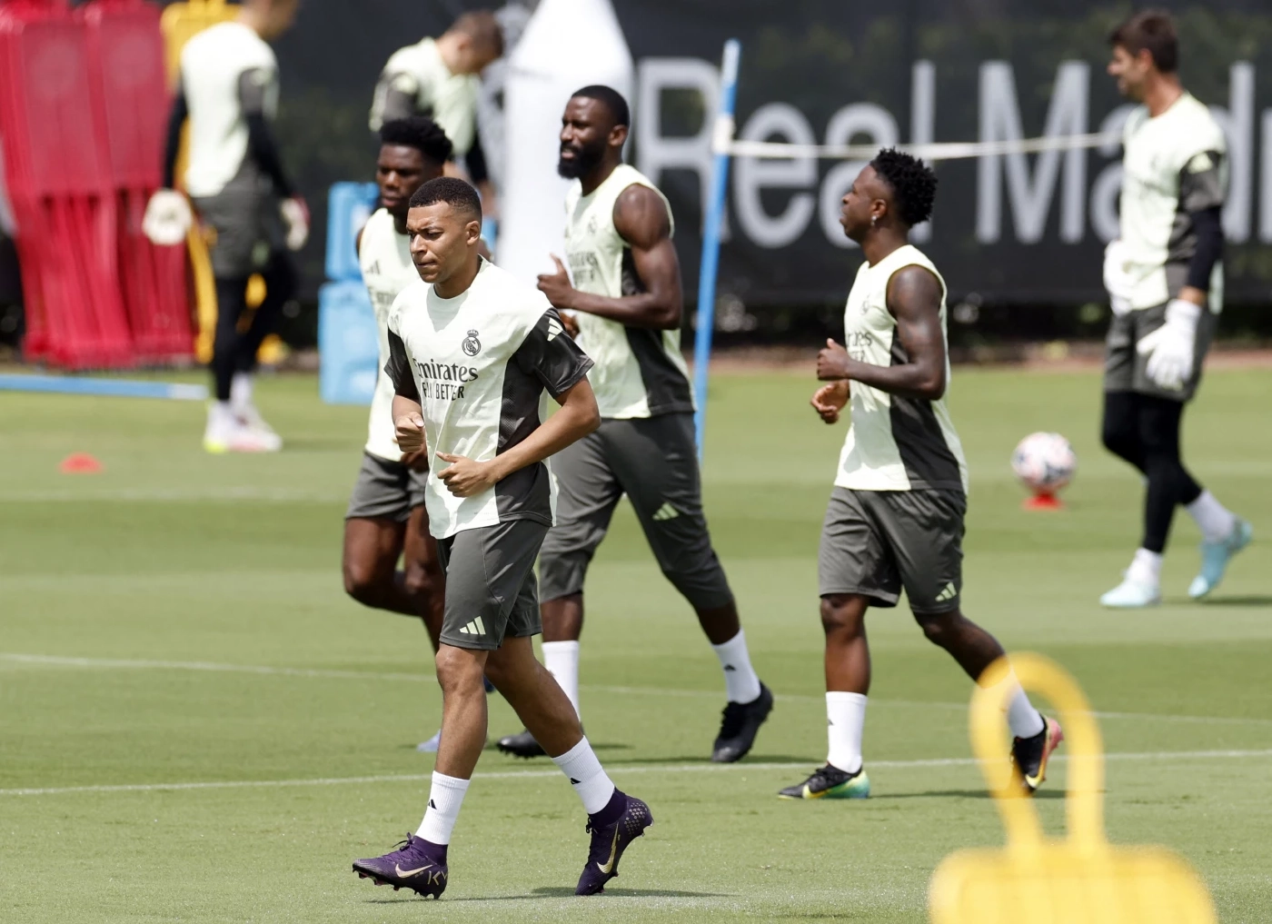 นักเตะเรอัล มาดริด ลงฝึกซ้อมก่อนเกมฟีฟ่า คลับ เวิลด์ คัพ รอบแบ่งกลุ่มนัดสุดท้าย