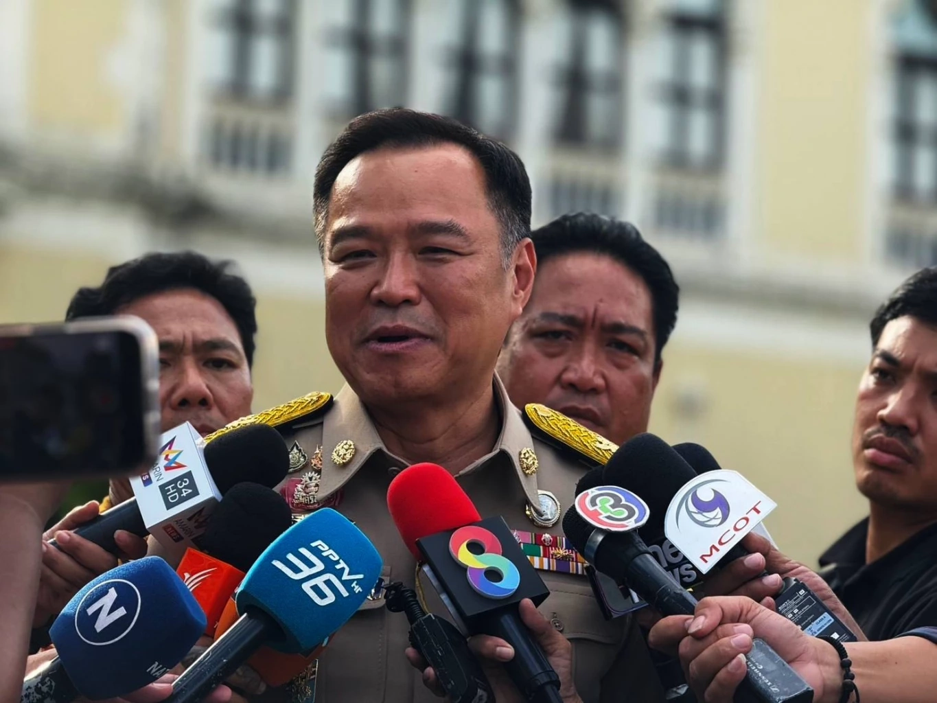 “อนุทิน” เผย คุย "นายกฯ" 1 ชม. ครึ่ง แค่เรื่องงาน ไม่มีเรื่องปรับ ครม.  มั่นใจยังคุม "มหาดไทย"