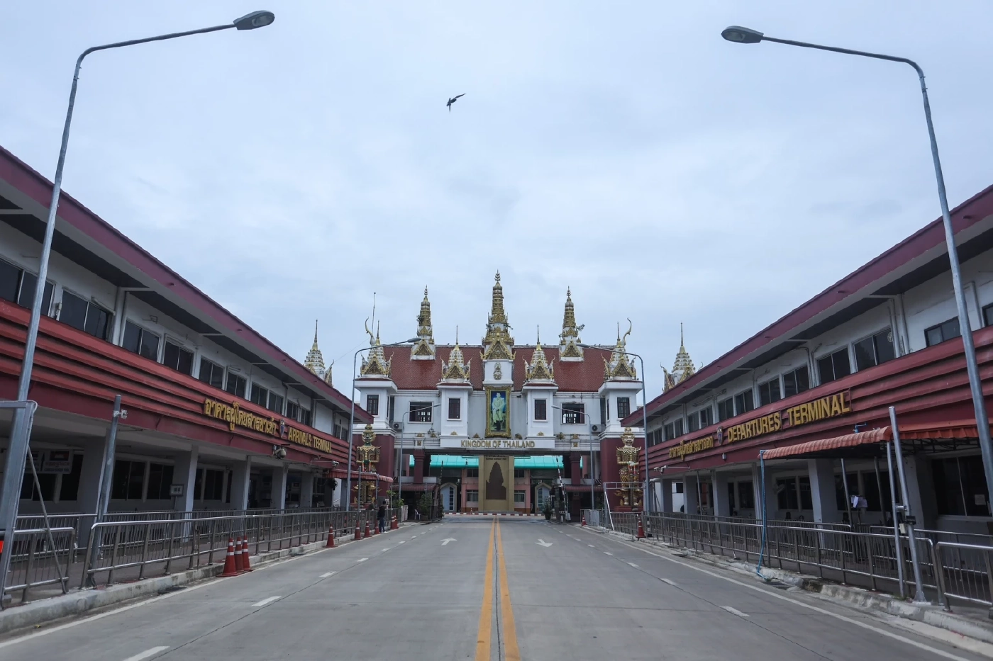 กองทัพ ปรับมาตรการควบคุมด่านพรมแดน ผ่อนปรนรถบรรทุกเข้าออก