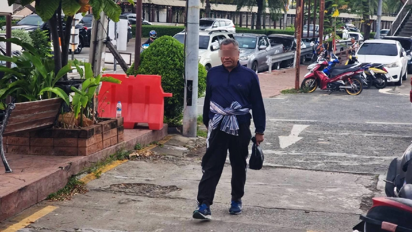 "ทวีวัฒน์" เจ้าของ "เงิน 12 ล้าน" มาตามนัด หอบหลักฐานเข้าพบตำรวจ