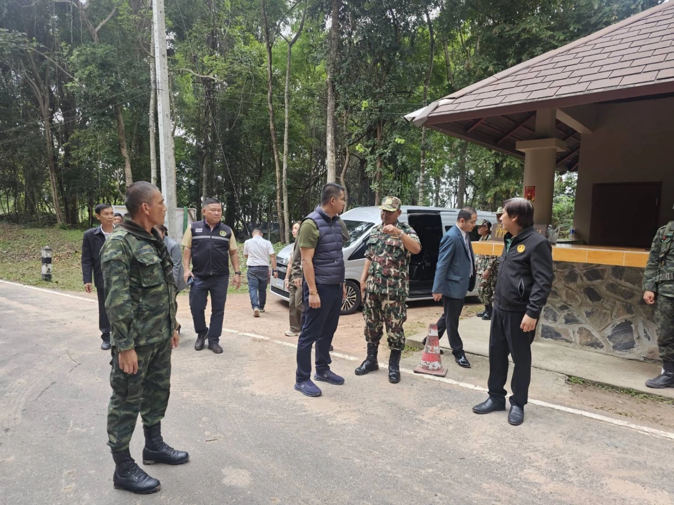 “ชัยชนะ-วุฒิพงษ์” นำคณะลงพื้นที่ช่องบก ให้กำลังใจ จนท.ชายแดน