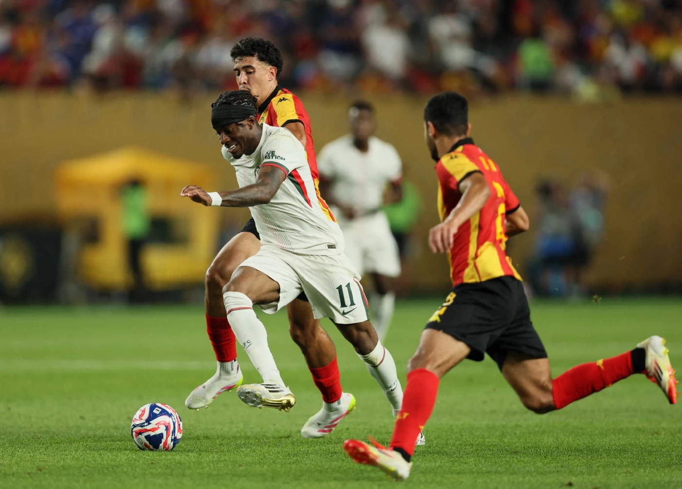 นักเตะเชลซีพาบอลหนีผู้เล่นเอสเปรานซ์ ในศึกฟีฟ่า คลับ เวิลด์ คัพ 2025