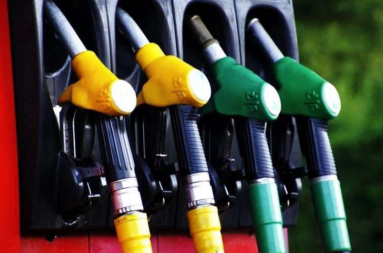 "แบนน้ำมันไทย" ราคาน้ำมันในกัมพูชาพุ่ง ตระกูลฮุนรวย?