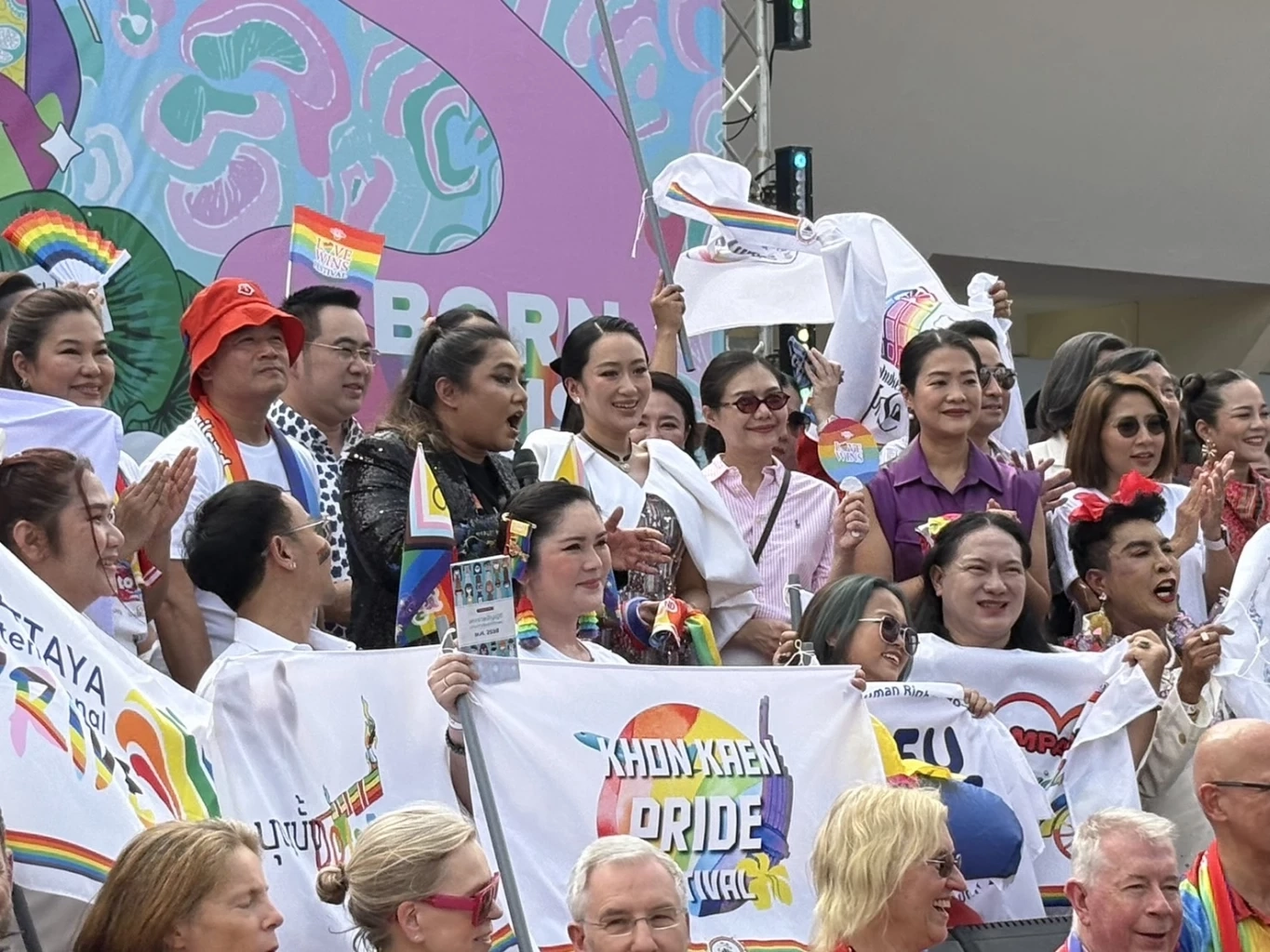 "นายกฯอิ๊งค์" ร่วมเดินขบวนสีรุ้งสุดยิ่งใหญ่กลางสยาม