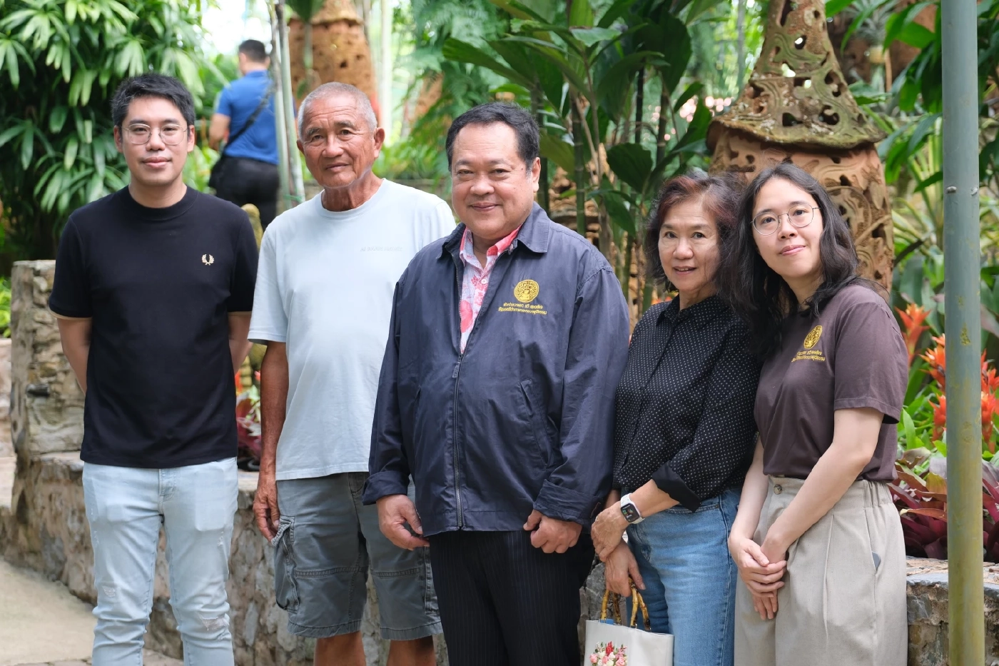 “ทวี” อารมณ์ดี แจกกล้วยช้าง 24 หวี เลขนี้เติมเสียงให้ รบ. หรือเปล่า