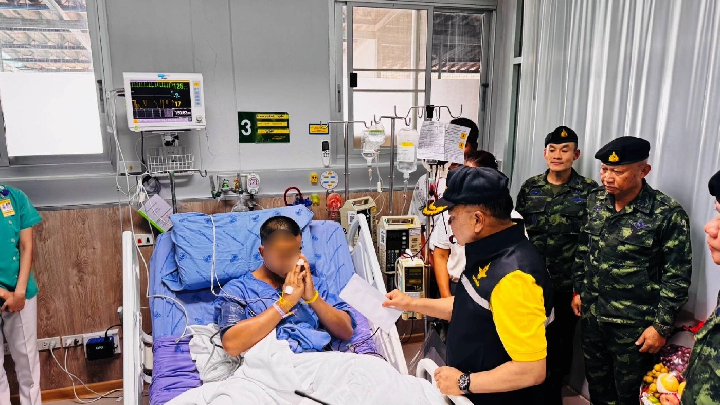“บิ๊กเล็ก” บินด่วนอุบลฯ เยี่ยมทหารเหยียบ \"ทุ่นระเบิด\" ย้ำกองทัพดูแลทหารอย่างดี