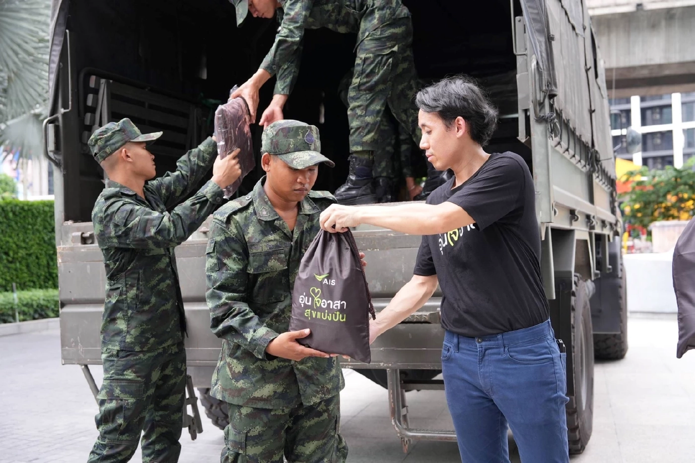 AIS เคียงข้างคนไทยในสถานการณ์ชายแดนไทย–กัมพูชา  ส่งถุงยังชีพ–เสริมระบบสื่อสาร พร้อมดูแลลูกค้าเต็มกำลัง