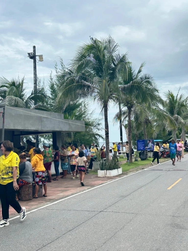 “ปณิธาน ประจวบเหมาะ” เลี้ยงอาหารชาวทับสะแก ถวายเป็นพระราชกุศล