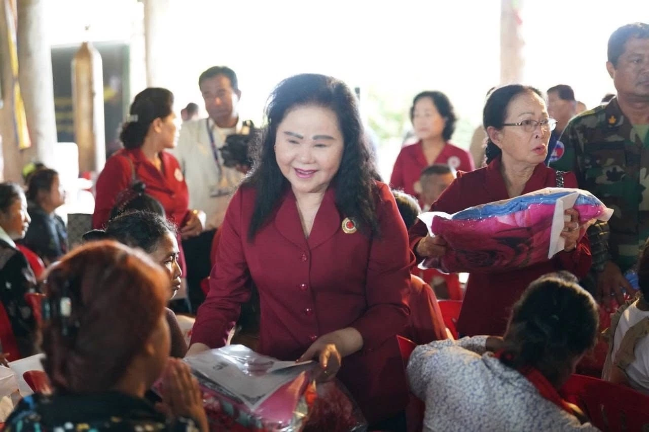 บุน รานี เยี่ยมชาวบ้านที่ลี้ภัยสงคราม ใน จ.พระวิหาร