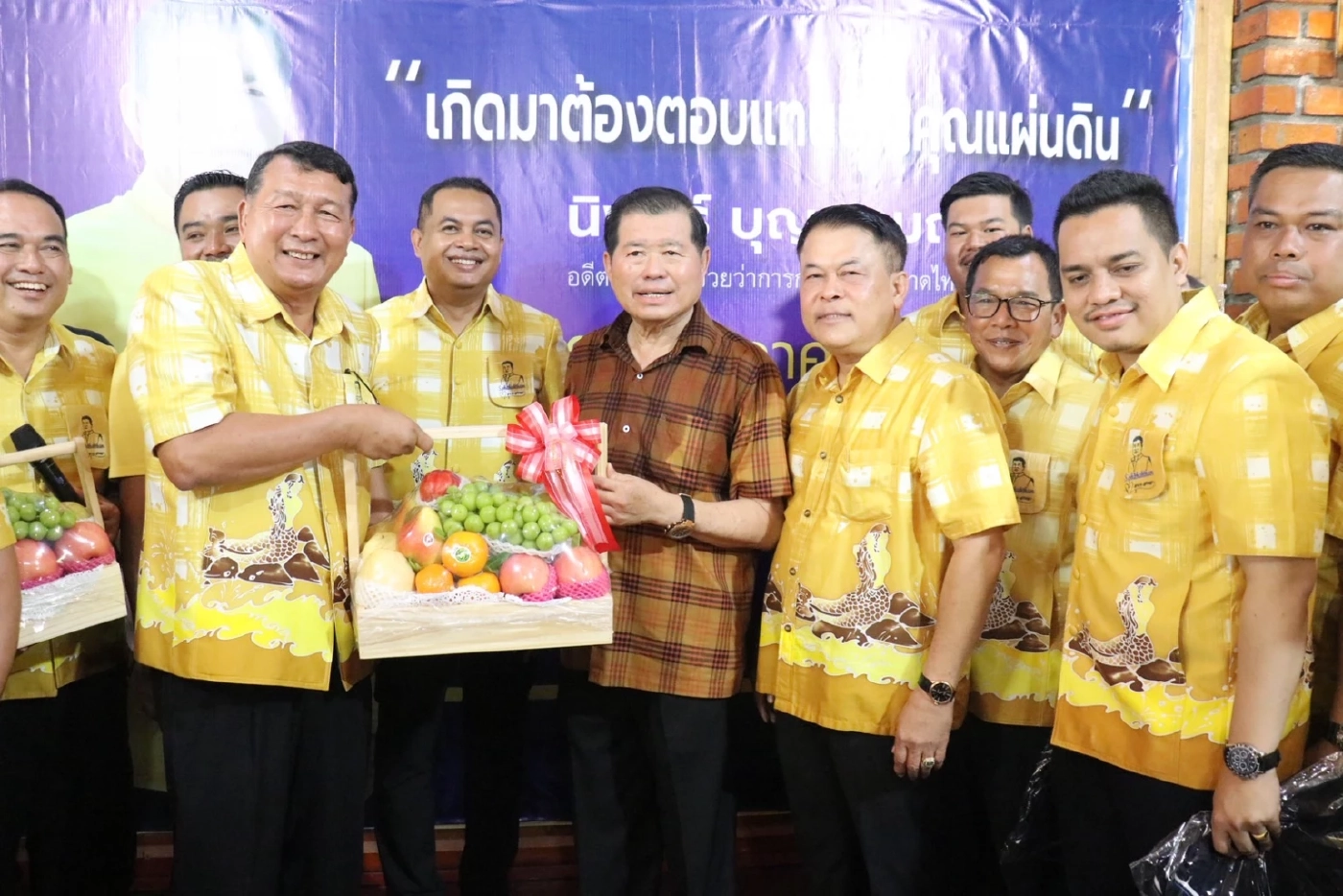 “อนุทิน” ส่งตัวแทนมอบกระเช้าอวยพรวันเกิด “นิพนธ์” ลือสะพัดย้ายขั้ว