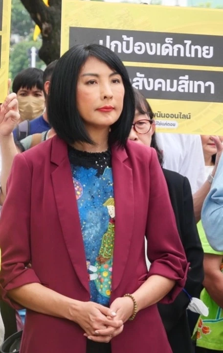 ดร.ศรีดา ตันทะอธิพานิช ในฐานะผู้แทนเครือข่ายสิทธิเด็กประเทศไทย 42 องค์กร