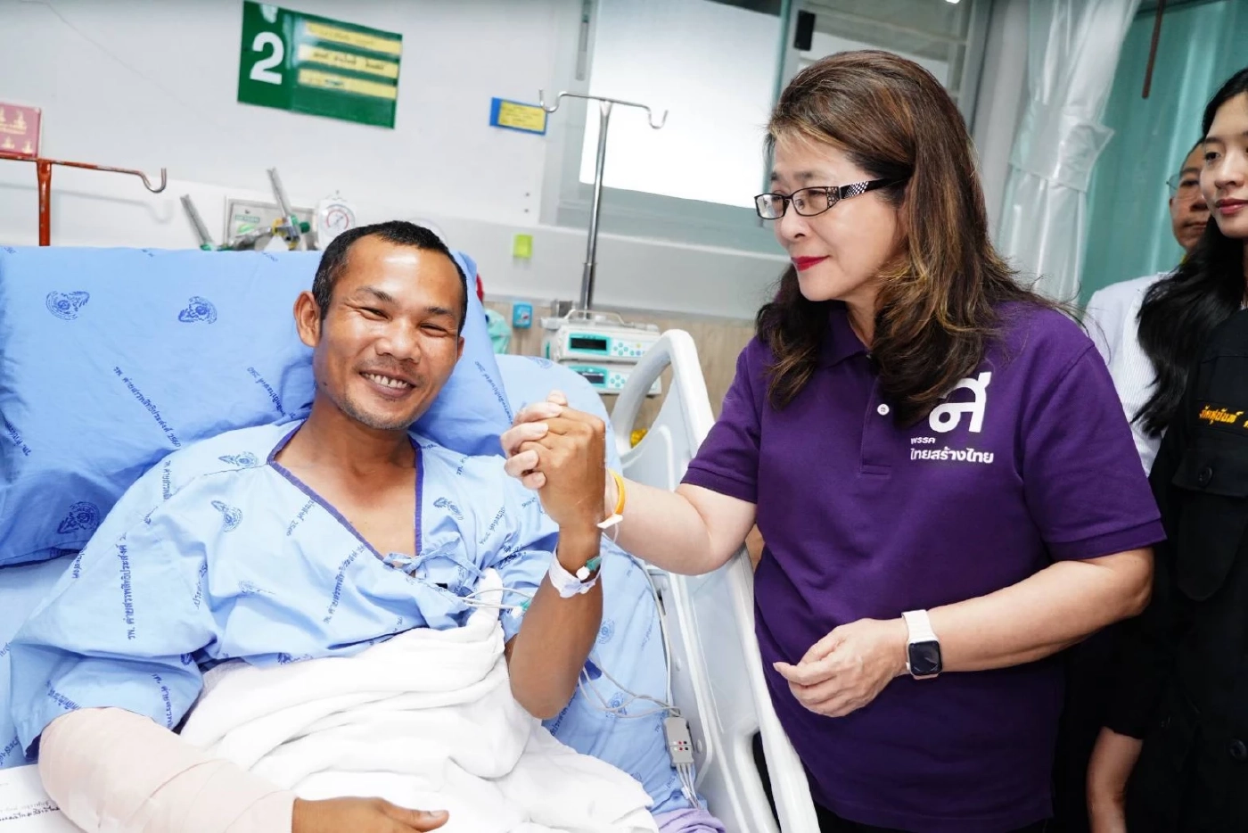 คุณหญิงสุดารัตน์ นำทีมไทยสร้างไทย เยี่ยมให้กำลังใจทหารบาดเจ็บ