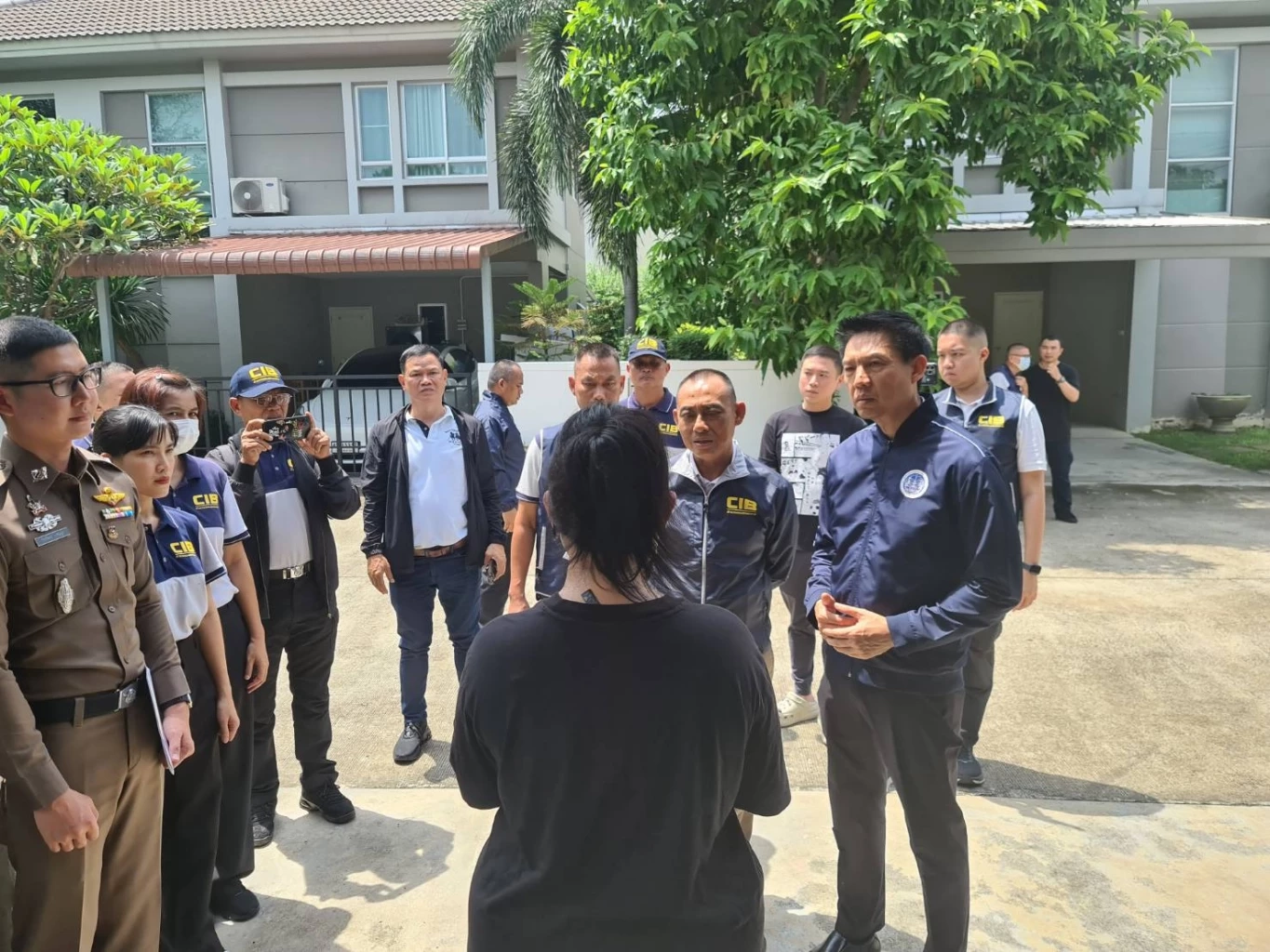 ด่วน! "บิ๊กเต่า" นำทีม บุกรวบ "สีกากอล์ฟ" คาบ้านพักหรูย่านนนทบุรี