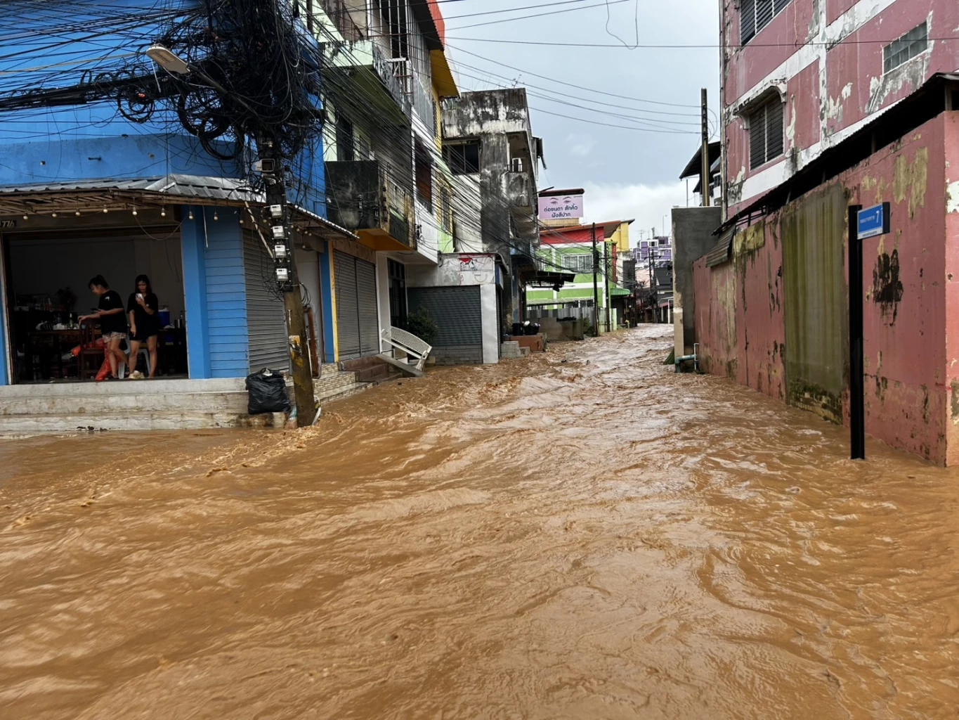 ด่วน! ฉุกเฉินระดับสีแดง เทศบาลตำบลแม่สาย แจ้งเตือน 4 พื้นที่เสี่ยง กำแพงแตก แม่สายน้ำแรงมาก เร่งอพยพ