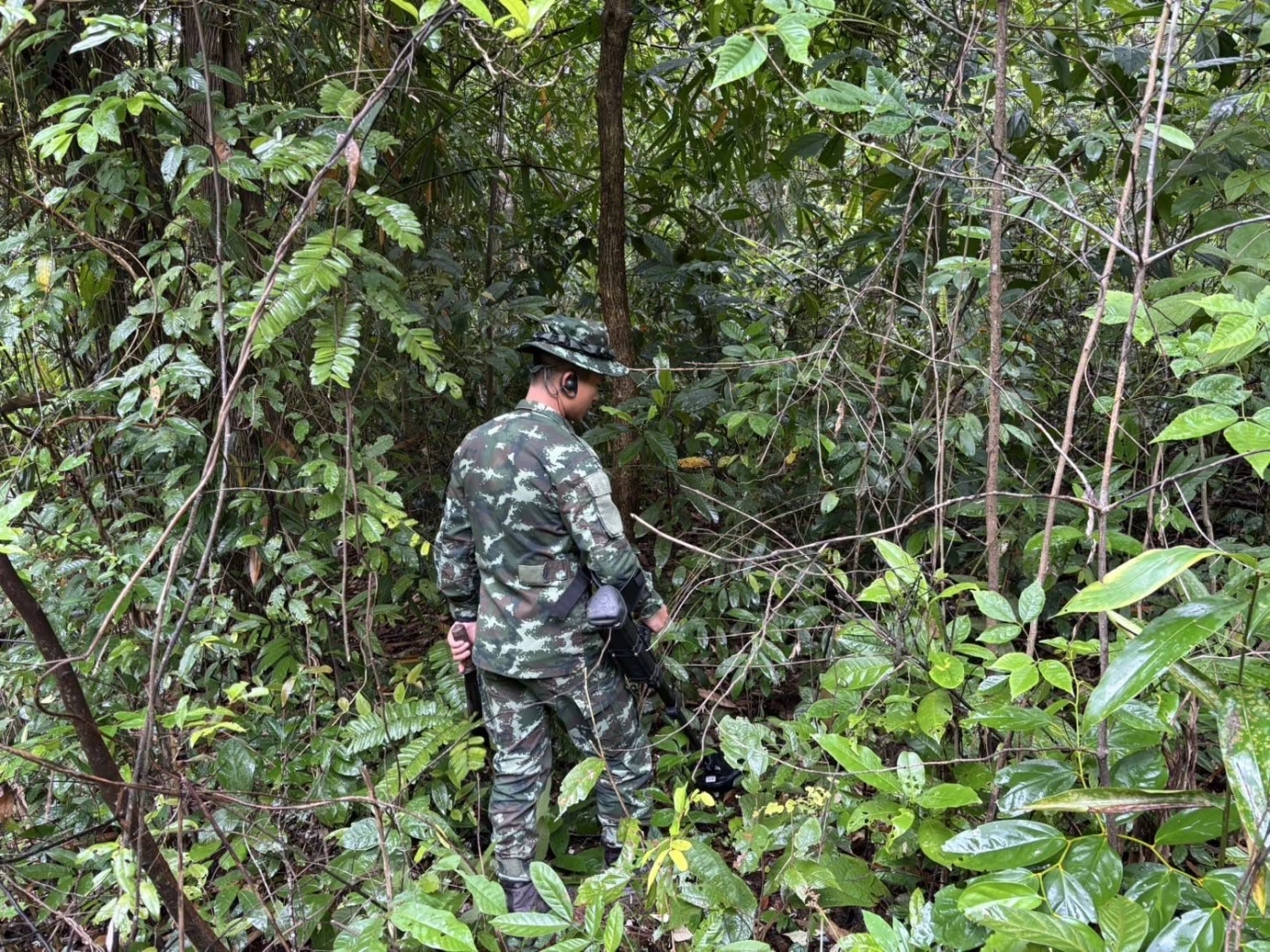 "กองทัพ" ส่งทหารช่างเคลียร์ "ทุ่นระเบิด" เก็บหลักฐานเพิ่ม พื้นที่ชายแดน "ไทย-กัมพูชา"