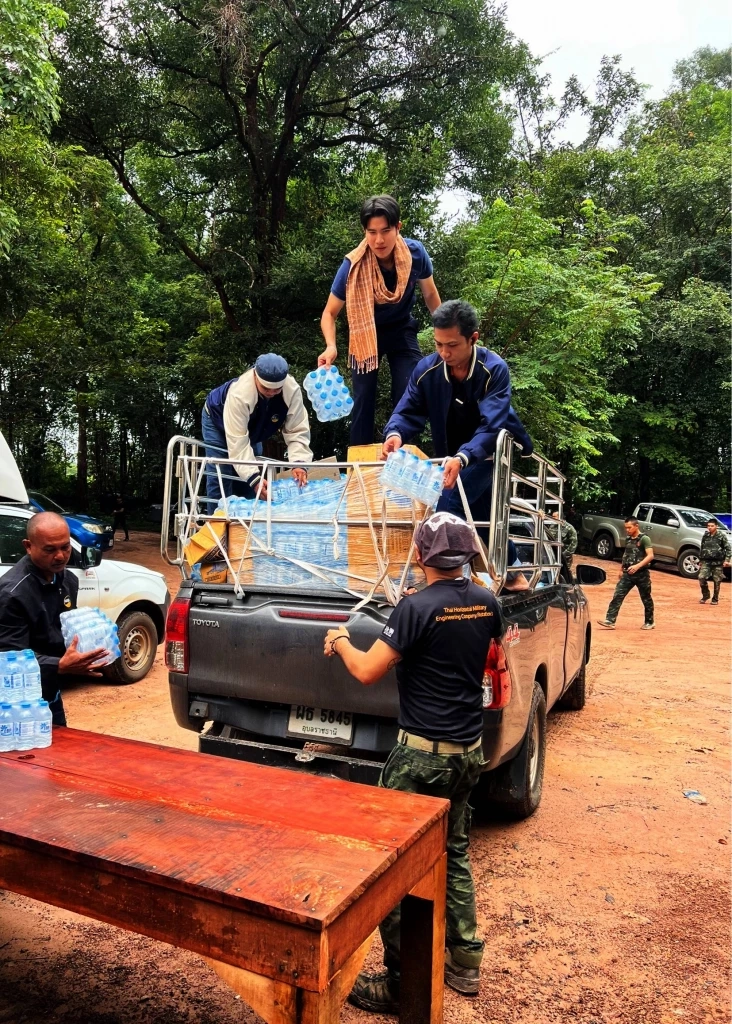 คนไทยไม่ทิ้งกัน! "กังฟู-วสวรรธน์" ฝ่าสถานการณ์ตึงเครียด ลำเลียงอาหาร-น้ำดื่มถึงมือทหารแนวรบ