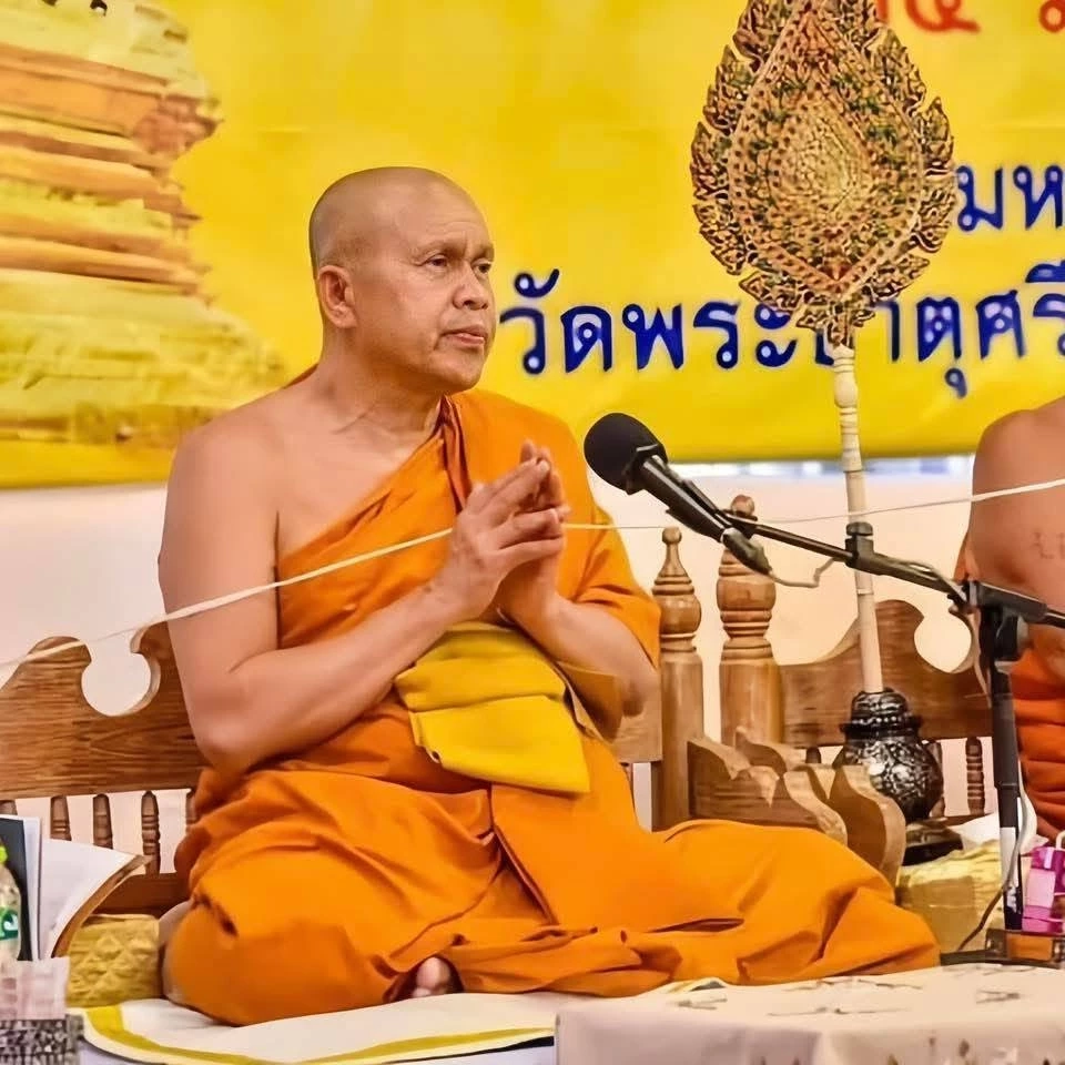 สึกกลางดึก! "พระธรรมวชิรธีรคุณ" เจ้าคณะ จ.นครสวรรค์ "ลาสิกขาแล้ว