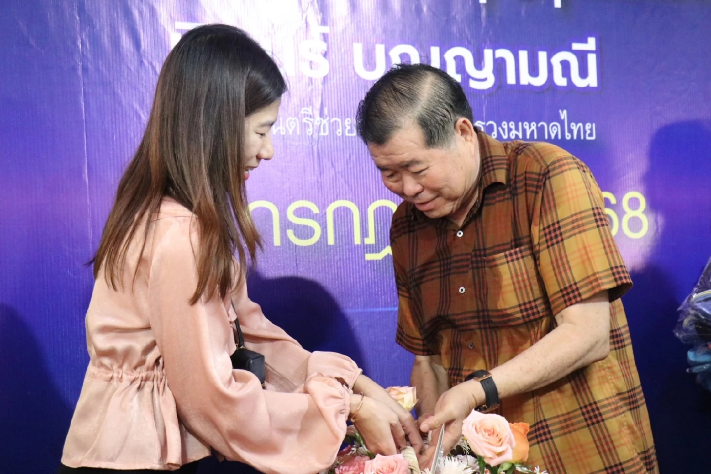 “อนุทิน” ส่งตัวแทนมอบกระเช้าอวยพรวันเกิด “นิพนธ์” ลือสะพัดย้ายขั้ว