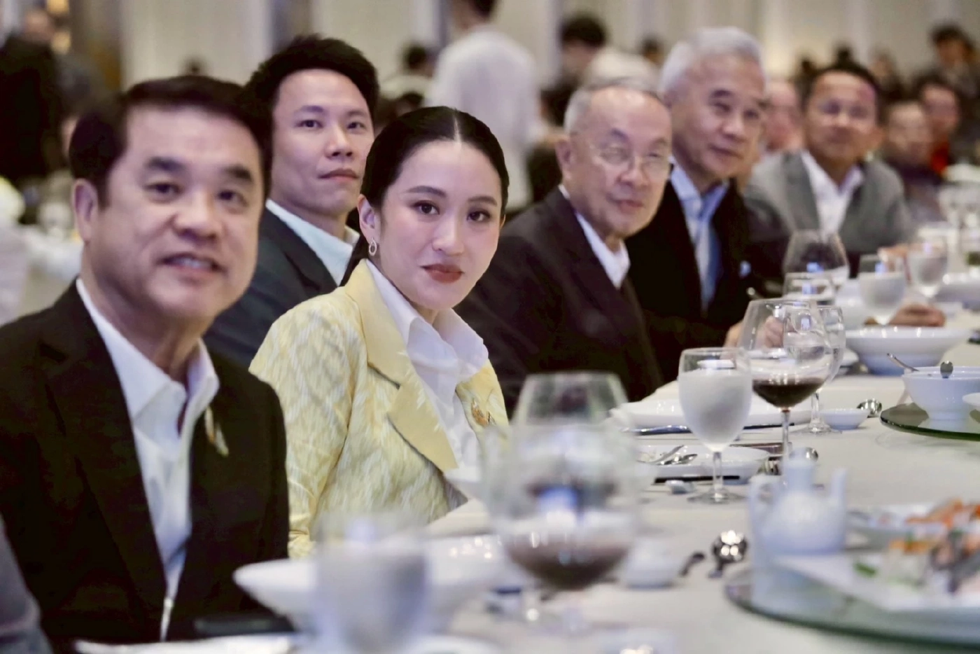 เพื่อไทย หรือ เพื่อใคร? นายใหญ่ร่วมดินเนอร์ฯ พรรคร่วมรัฐบาล