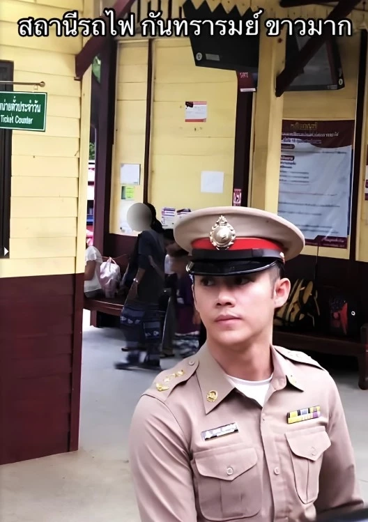 สาวๆกรี๊ดสลบ! โซเชียลแทบแตก "นายสถานีรถไฟกันทรารมย์" หล่อมาก