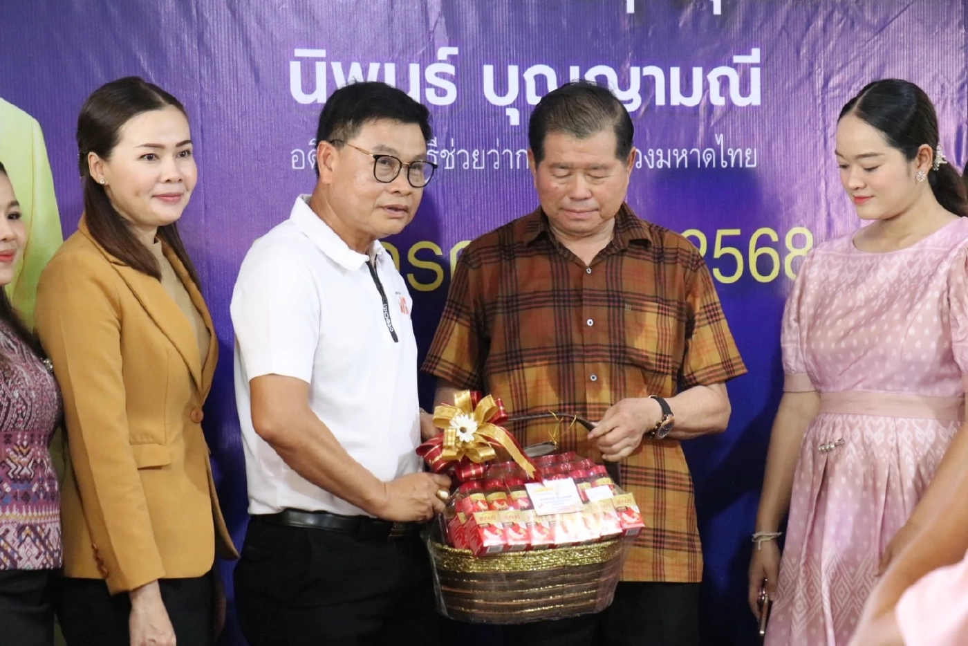 “อนุทิน” ส่งตัวแทนมอบกระเช้าอวยพรวันเกิด “นิพนธ์” ลือสะพัดย้ายขั้ว