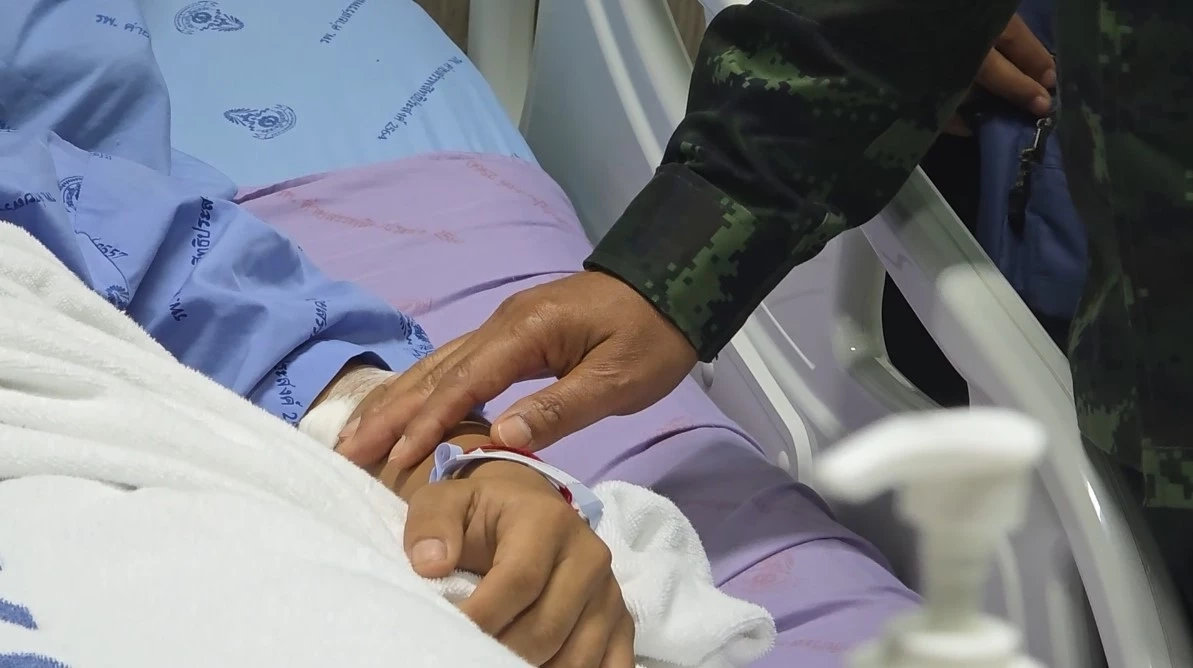 แม่ทัพภาค 2 รุดเยี่ยม ให้กำลังใจ 3 ทหารเหยียบทุ่นสังหาร