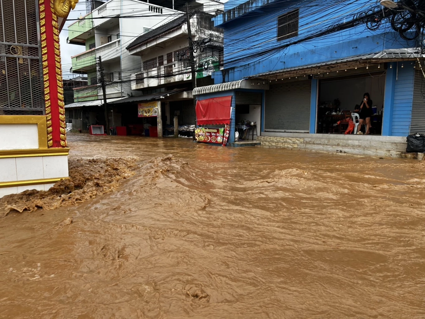 ด่วน! ฉุกเฉินระดับสีแดง เทศบาลตำบลแม่สาย แจ้งเตือน 4 พื้นที่เสี่ยง กำแพงแตก แม่สายน้ำแรงมาก เร่งอพยพ