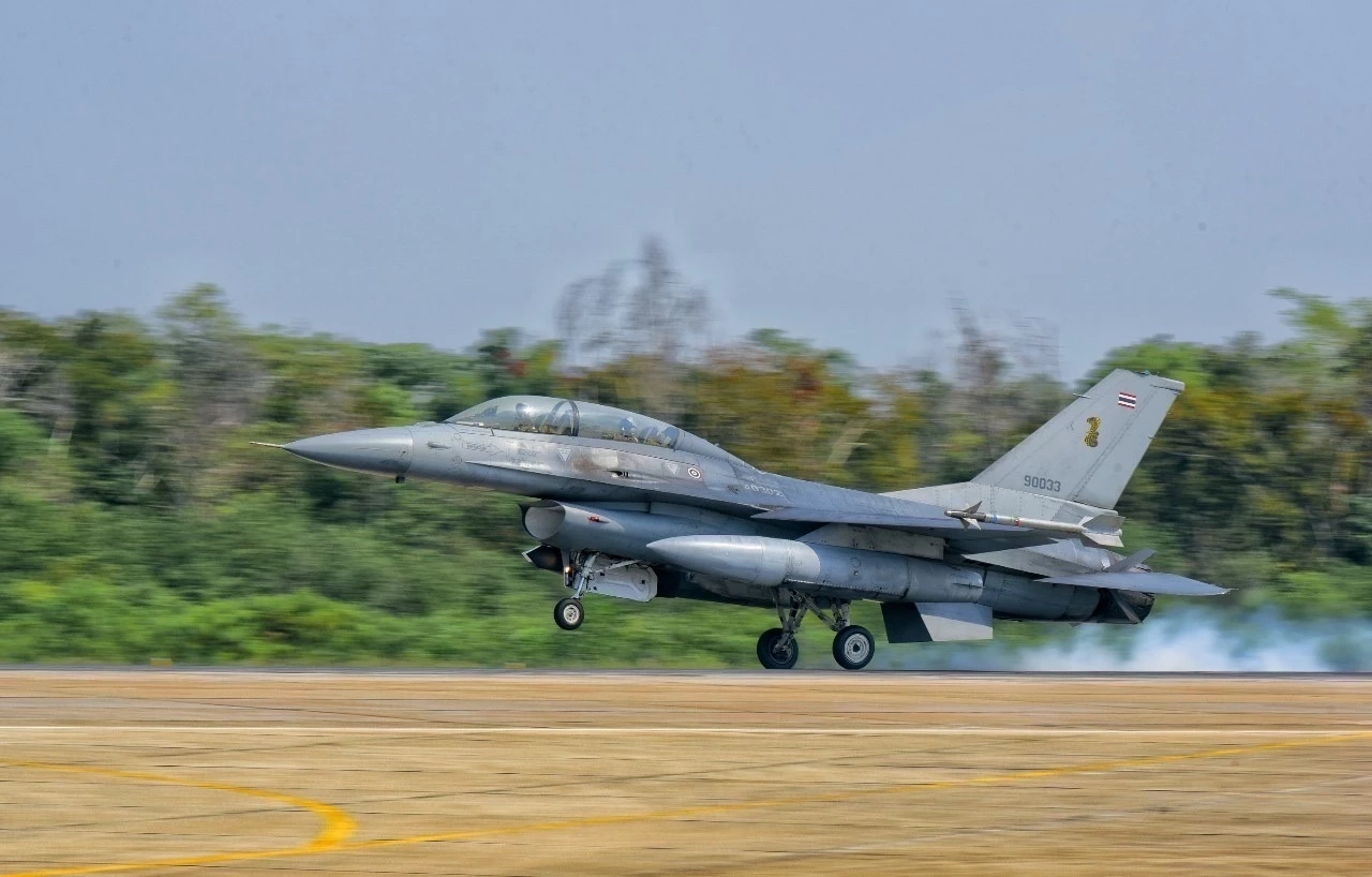 ทอ. ส่ง F-16 ทิ้งระเบิด หลังกัมพูชายิงจรวด BM-21 ทำลายตาเมือนธม
