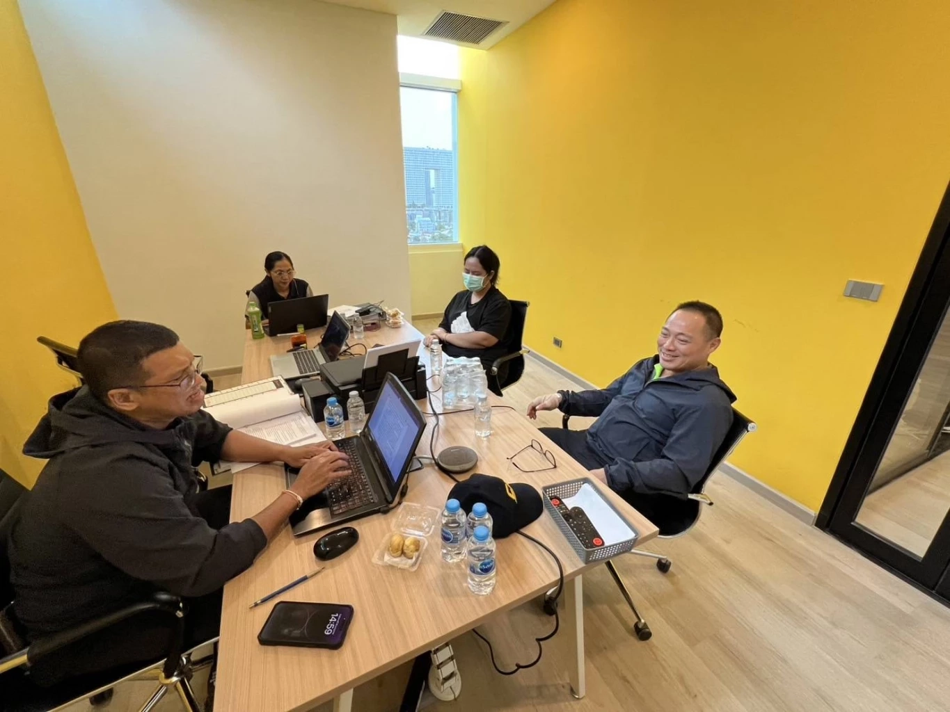 เปิดภาพ “สีกากอล์ฟ” ในห้องสอบปากคำ ถูกสอบเครียด นั่งคอตก