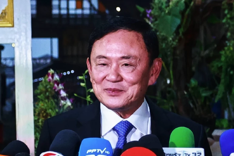 "ทักษิณ" ยังหลบสื่อ เข้าฟังสืบพยานโจทก์คดี 112 วันที่สอง ด้าน "ทนายวิญญัติ" เผยหลังสืบพยานวันแรกคุยกันแค่เรื่องคดีความ