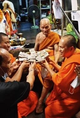 พบพิรุธเงินบริจาค "หลวงพ่อพัฒน์" ไม่เข้าบัญชี "วัดนครสวรรค์"