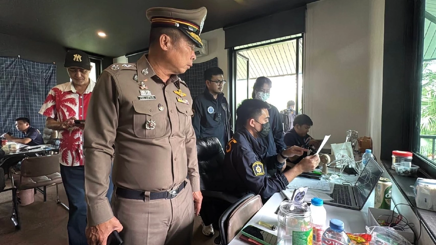 จู่โจมคฤหาสน์หรู จับ 18 แก๊งคอลฯชาวจีน กระโดดจากชั้น 2 เจ็บระนาว