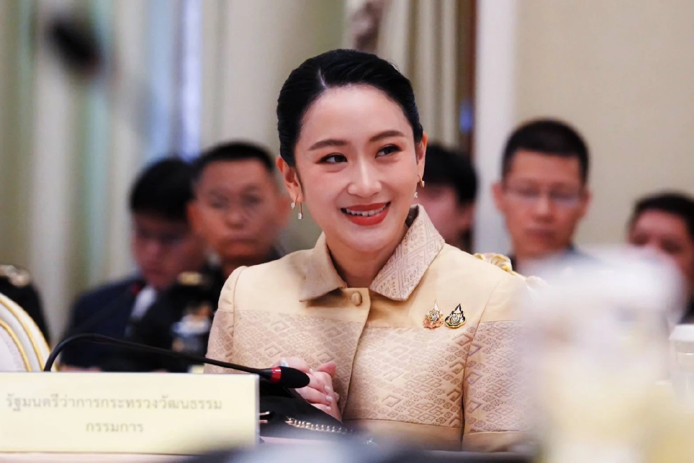 \"นายกฯอิ๊งค์\" ยิ้มแย้มเข้าทำเนียบฯ ประชุม จัดงานเฉลิมพระเกียรติ