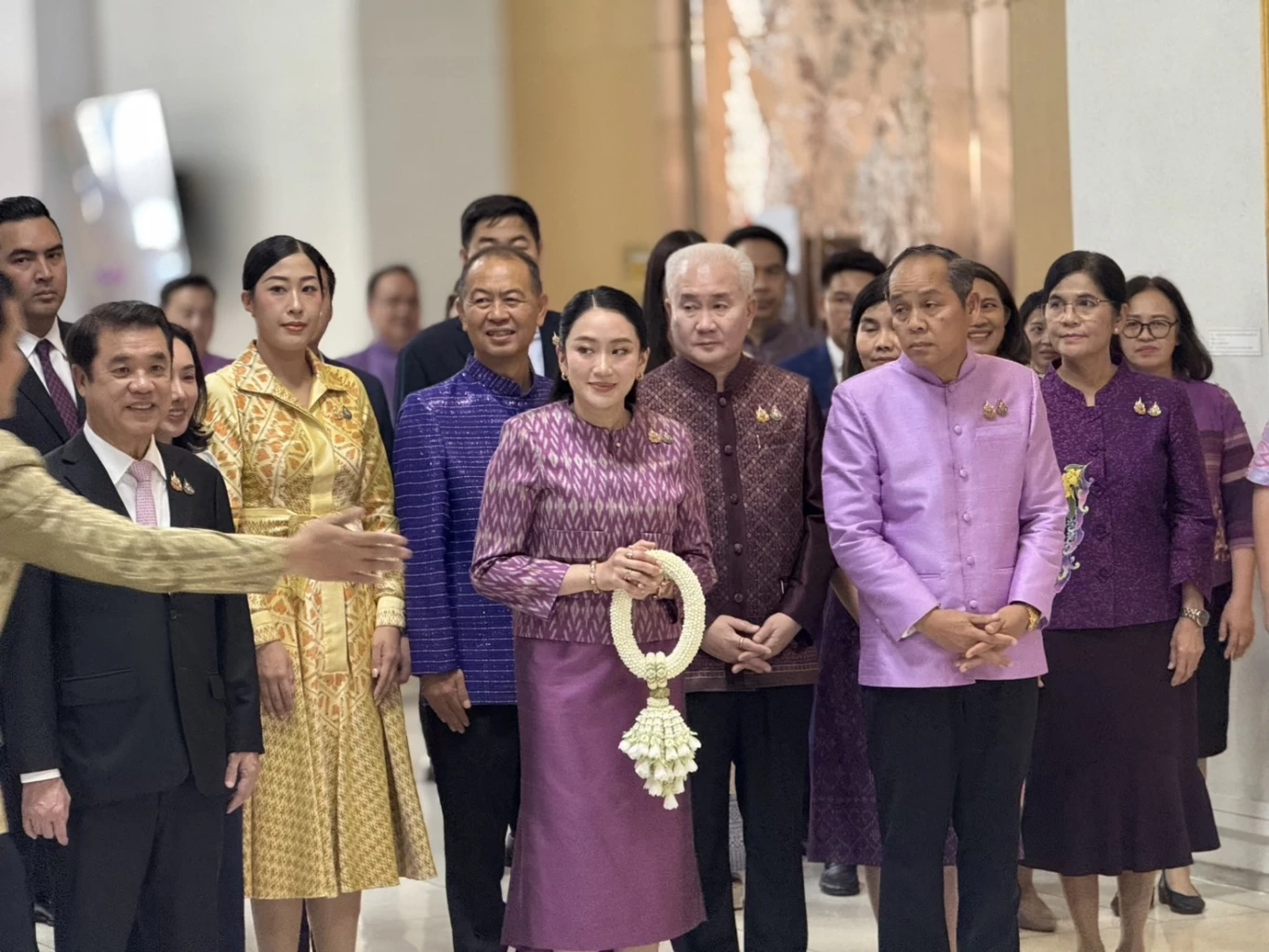 “แพทองธาร” สวมชุดผ้าไทยสีม่วง สีประจำกระทรวงวัฒนธรรม เข้าสักการะ 8 สิ่งศักดิ์สิทธิ์