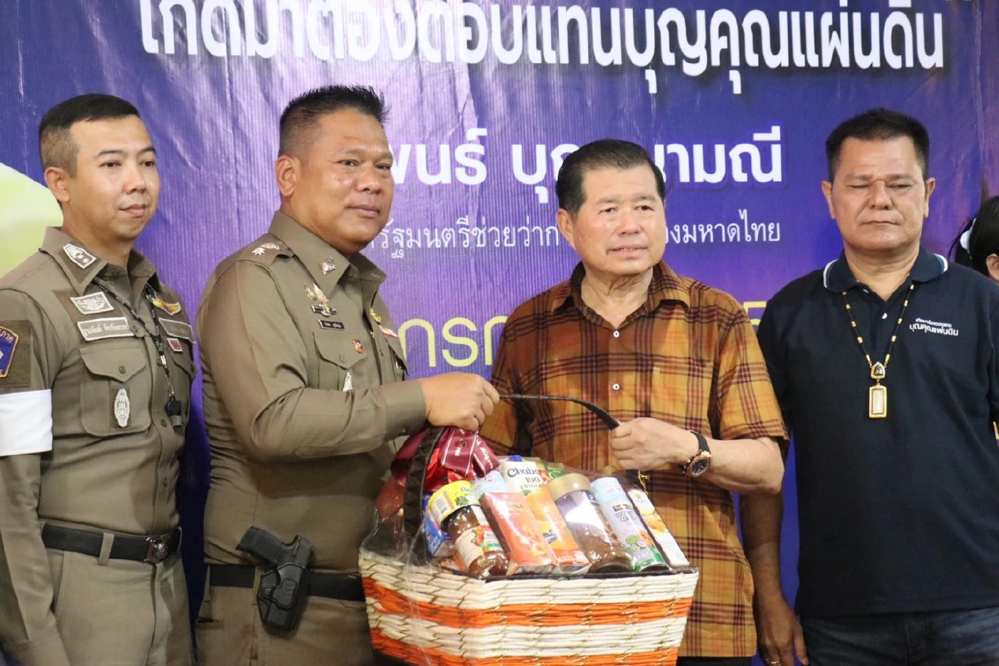 “อนุทิน” ส่งตัวแทนมอบกระเช้าอวยพรวันเกิด “นิพนธ์” ลือสะพัดย้ายขั้ว