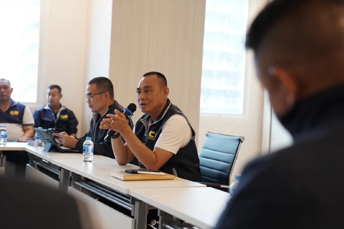 "แม่สีกากอล์ฟ" เหวี่ยงนักข่าว หงุดหงิด หลังถูกรุมถาม เตรียมหิ้วฝากขังพรุ่งนี้