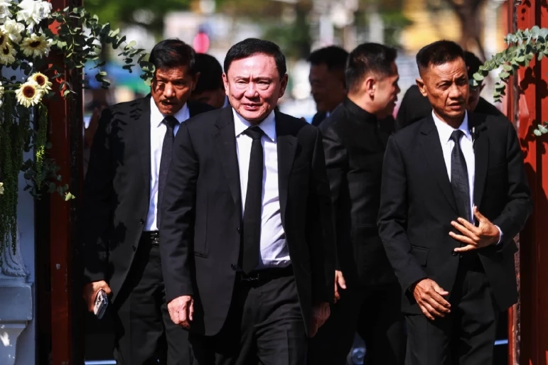 "ทักษิณ" ยังหลบสื่อ เข้าฟังสืบพยานโจทก์คดี 112 วันที่สอง ด้าน "ทนายวิญญัติ" เผยหลังสืบพยานวันแรกคุยกันแค่เรื่องคดีความ