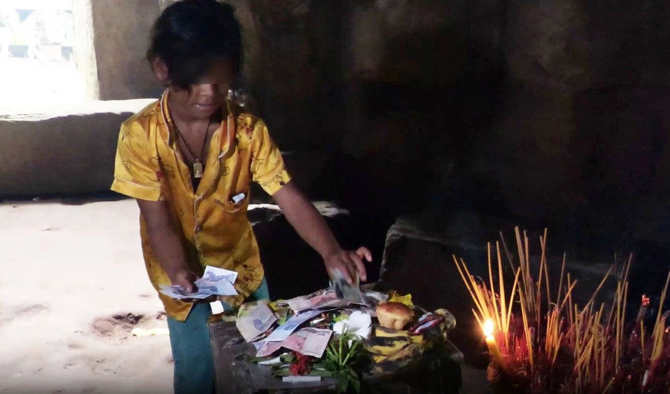 ดราม่าชายแดน! "กัมพูชาแสบ" ใช้เด็กเก็บเงินบูชากลาง ปราสาทตาควาย "หญิงกัมพูชา" ทำพิธีสาปแช่ง