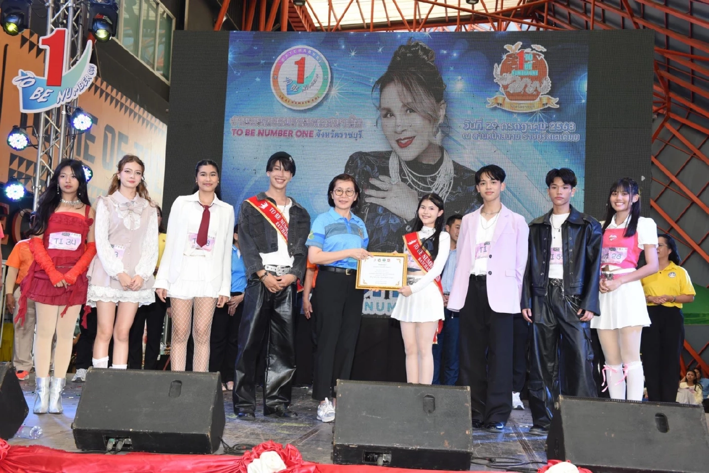 ราชบุรี รวมพลสมาชิกชมรม "ทูบีนัมเบอร์วัน" มอบรางวัลเยาวชนต้นแบบ