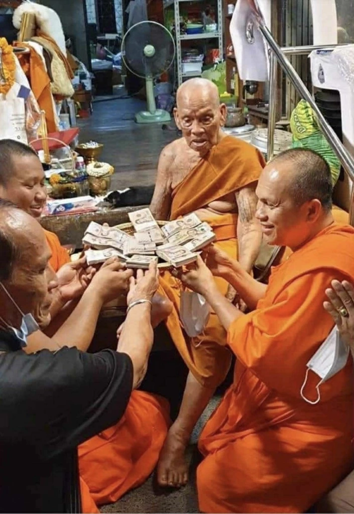 เจอแล้วห้องแห่งความลับ "ทิดสฤษดิ์" ใส่วิกเขียนคิ้วกอดหญิงสาว