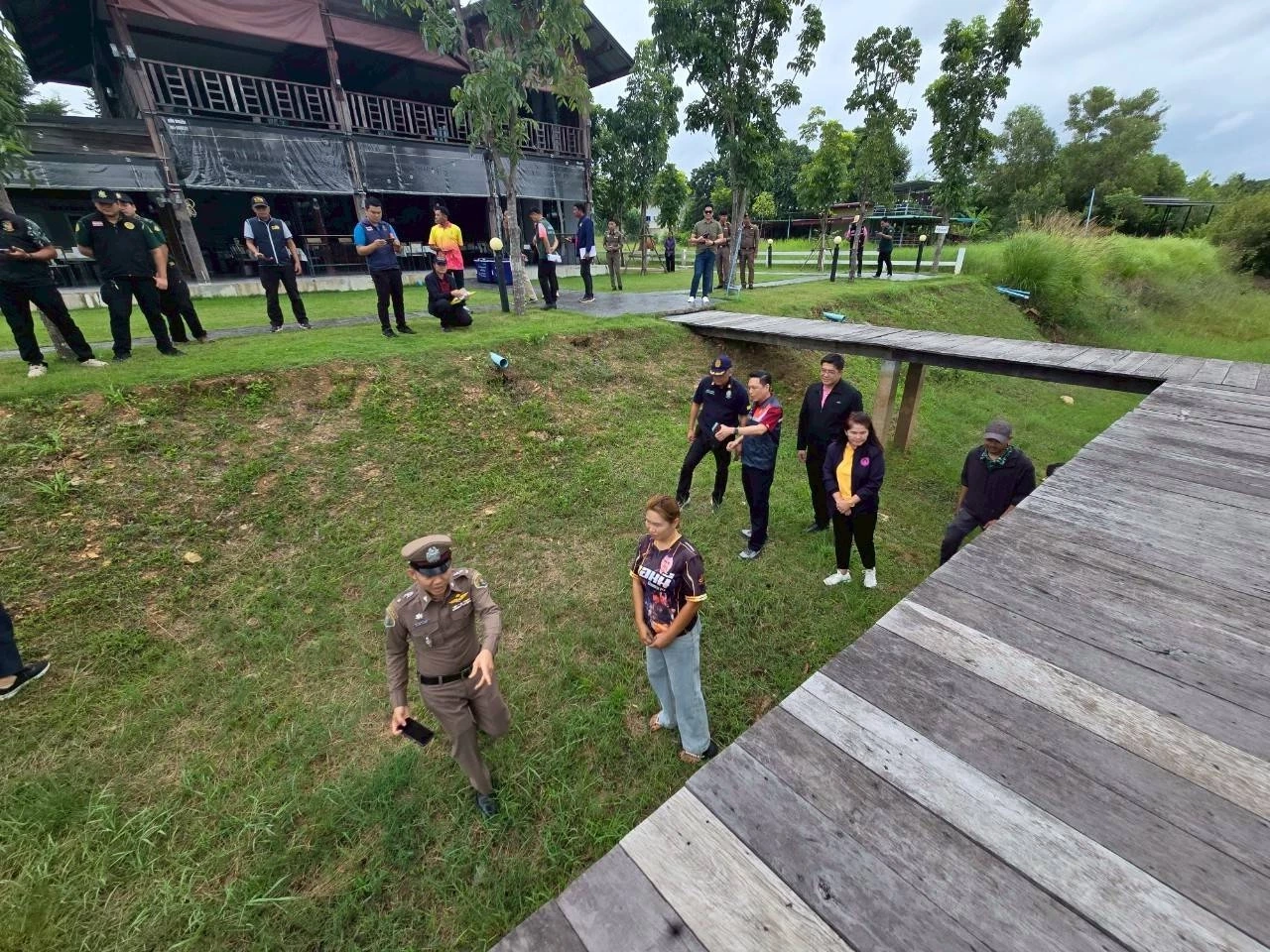 ผู้การฯ ปทส. ร่วมกับ ปปป. บุกตรวจรีสอร์ท พลูวิลล่า "จอนนี่ มือปราบ"