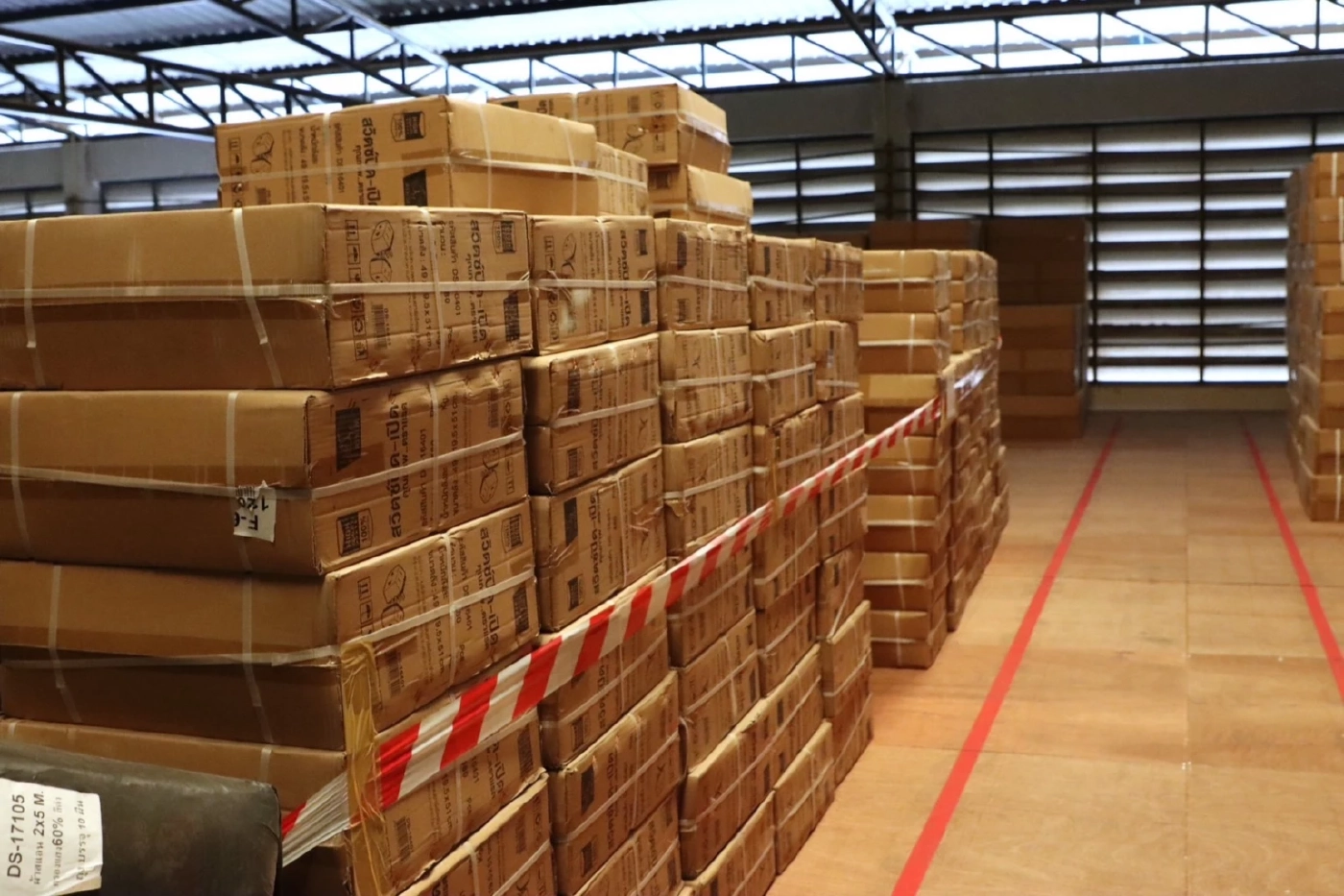 "เอกนัฏ" ส่งทีมสุดซอย จับปลั๊กไฟ-สวิตช์ไฟ "ตราแรด" ลักลอบนำเข้า