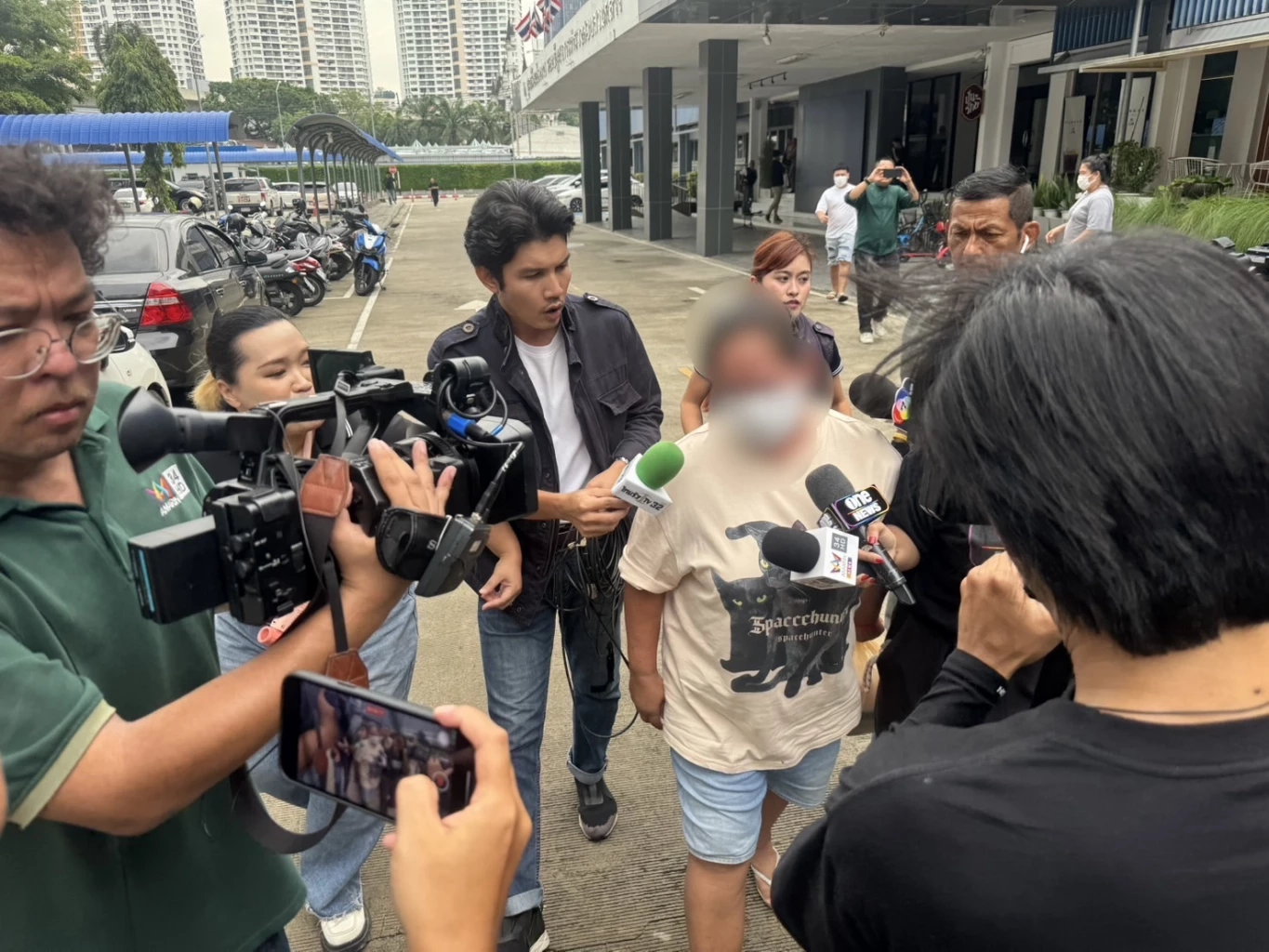 "แม่สีกากอล์ฟ" เหวี่ยงนักข่าว หงุดหงิด หลังถูกรุมถาม เตรียมหิ้วฝากขังพรุ่งนี้