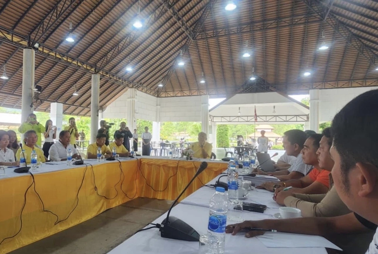 สุเทพ นั่งหัวโต๊ะแก้ปัญหามลพิษขี้ไก่ หลังคนสมัยร้องเรียน