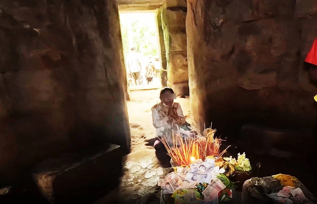 ดราม่าชายแดน! "กัมพูชาแสบ" ใช้เด็กเก็บเงินบูชากลาง ปราสาทตาควาย "หญิงกัมพูชา" ทำพิธีสาปแช่ง