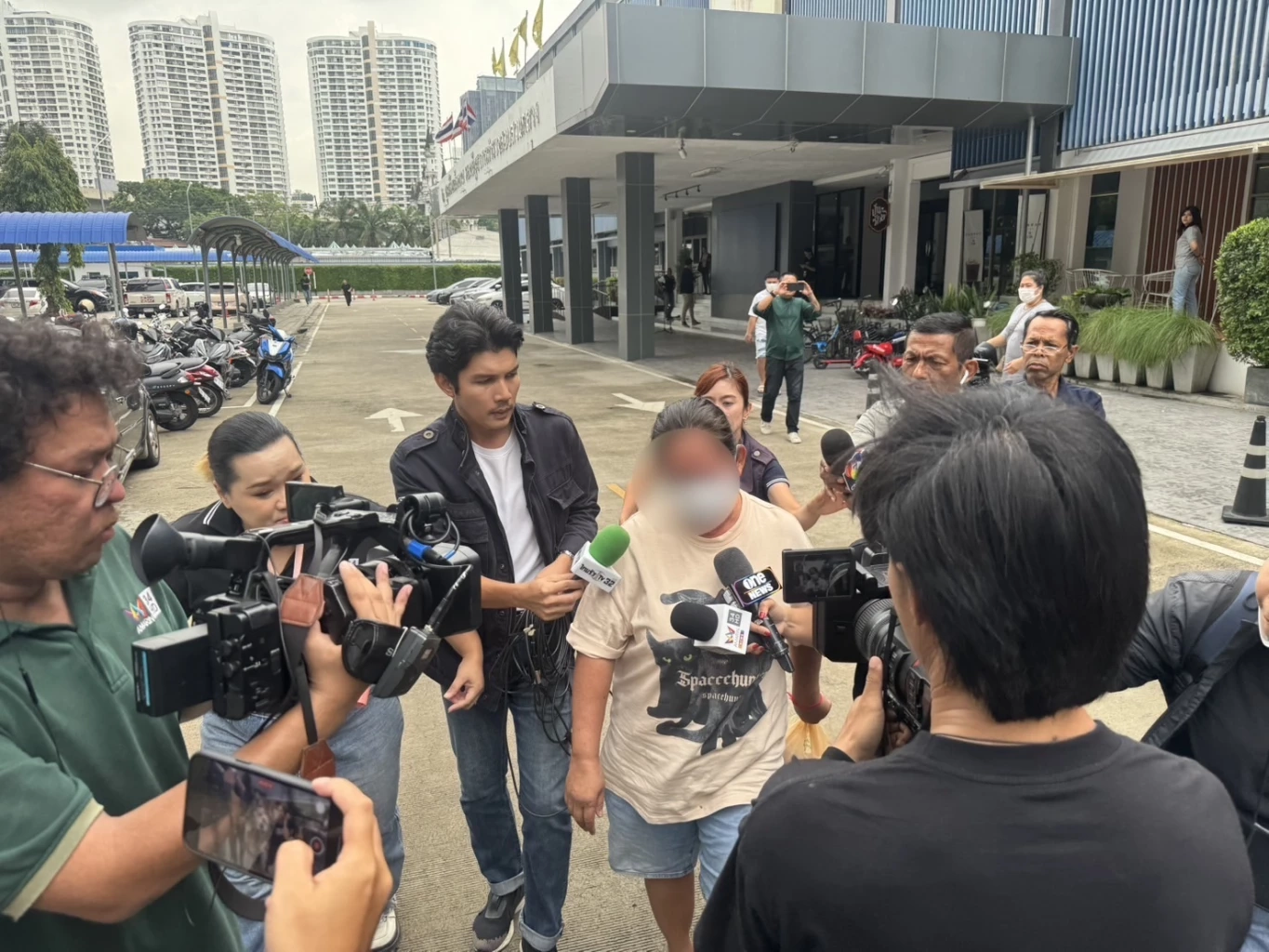 "แม่สีกากอล์ฟ" เหวี่ยงนักข่าว หงุดหงิด หลังถูกรุมถาม เตรียมหิ้วฝากขังพรุ่งนี้