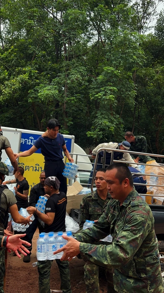 คนไทยไม่ทิ้งกัน! "กังฟู-วสวรรธน์" ฝ่าสถานการณ์ตึงเครียด ลำเลียงอาหาร-น้ำดื่มถึงมือทหารแนวรบ