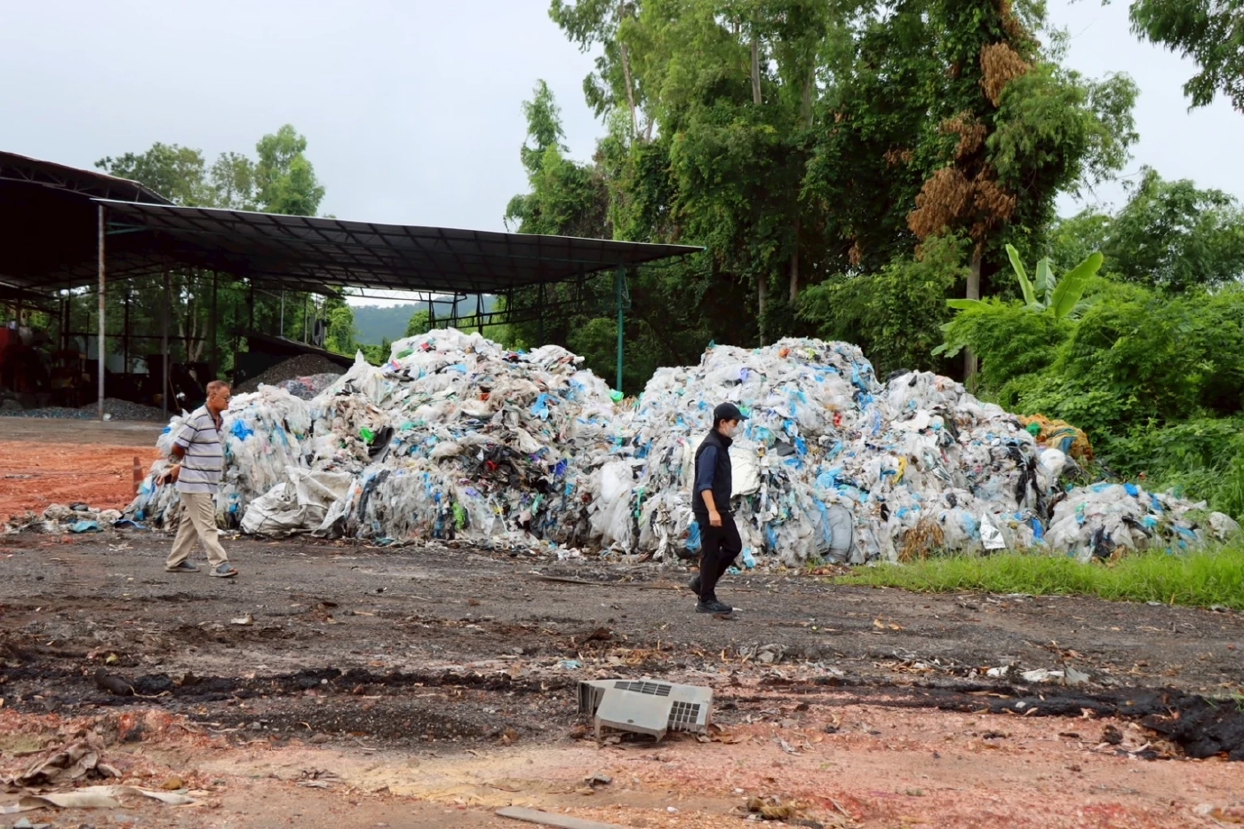 “เอกนัฏ” ค้นโรงงานตัวพ่อ ลอบเก็บฝังขยะพิษ ผงะเจอบัญชีส่วยเพียบ
